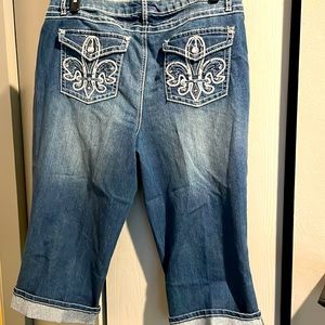 Earl Jeans bling fleur de leis bling pocket capri. Size 18W